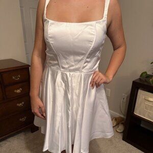 White Formal/Cocktail Mini Gown - Size 16 with bow